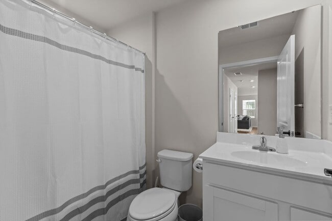 Building Photo - Spacious Home for Rent in Portsmouth!