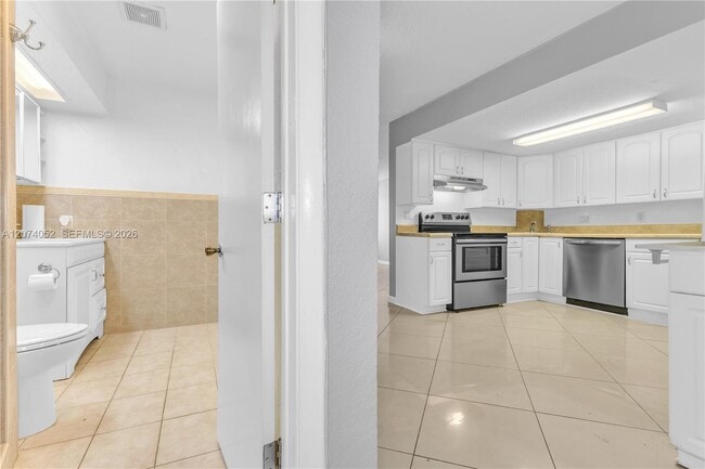 Building Photo - 2175 NE 56th St
