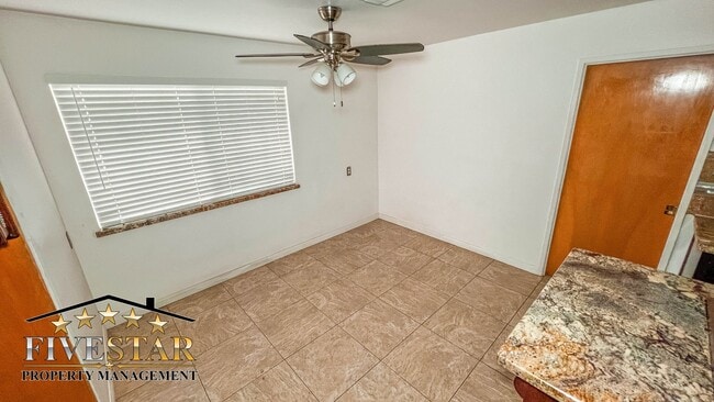 Building Photo - 709 Park Dr
