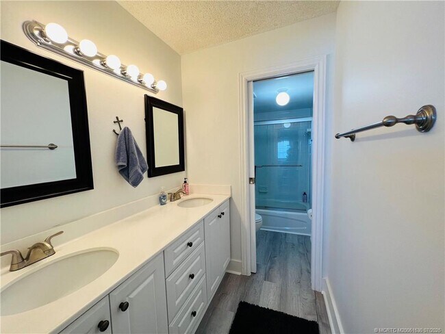 Building Photo - 10102 S Ocean Dr