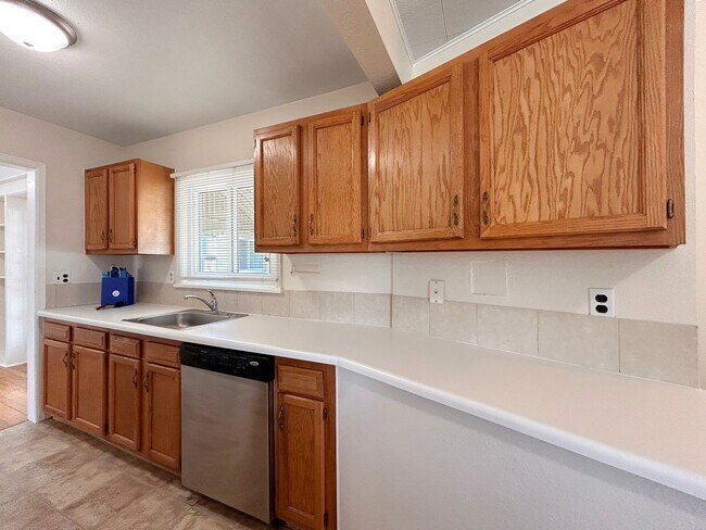 Building Photo - $0 DEPOSIT OPTION! UNIVERSITY PARK/DU, BEAUTIFUL RANCH HOME, 3 CAR GARAGE, HARDWOOD FLOORS, SOLAR...