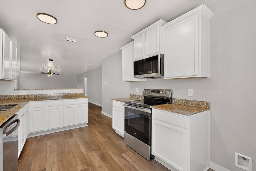 Building Photo - 15018 Silver Tree Cove