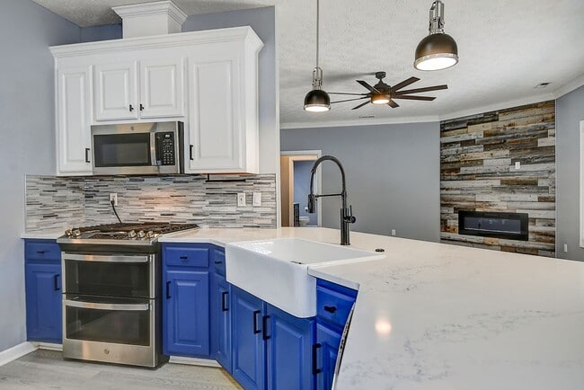 Building Photo - Tastefully Renovated Ranch in Hickory on q...