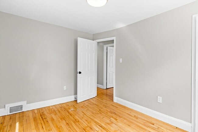 Building Photo - 92 Gladeside Ave