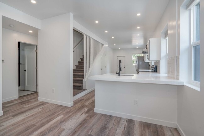 Building Photo - 5 bed 2 bath renovated home