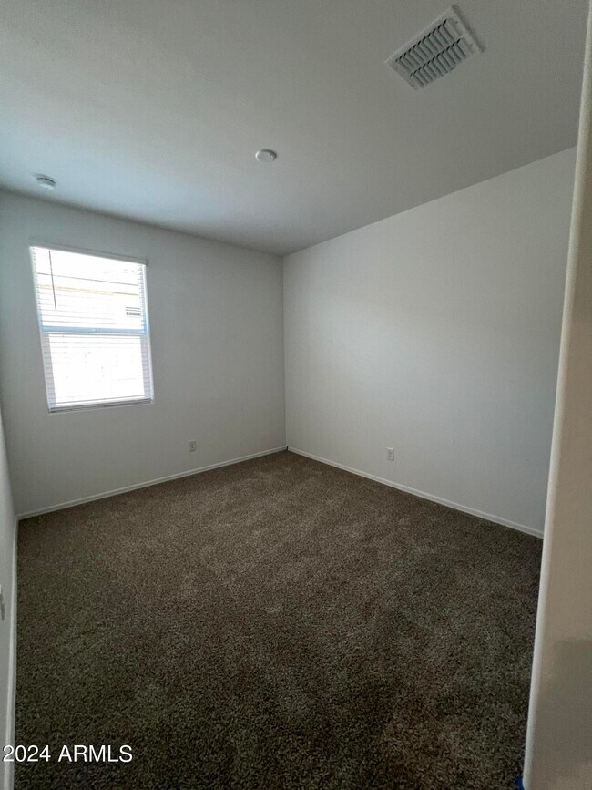 Building Photo - 15618 W Desert Hollow Dr