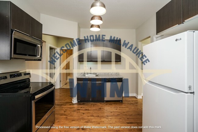 Building Photo - Move in Today! Cozy 2 bedroom unit in Milw...