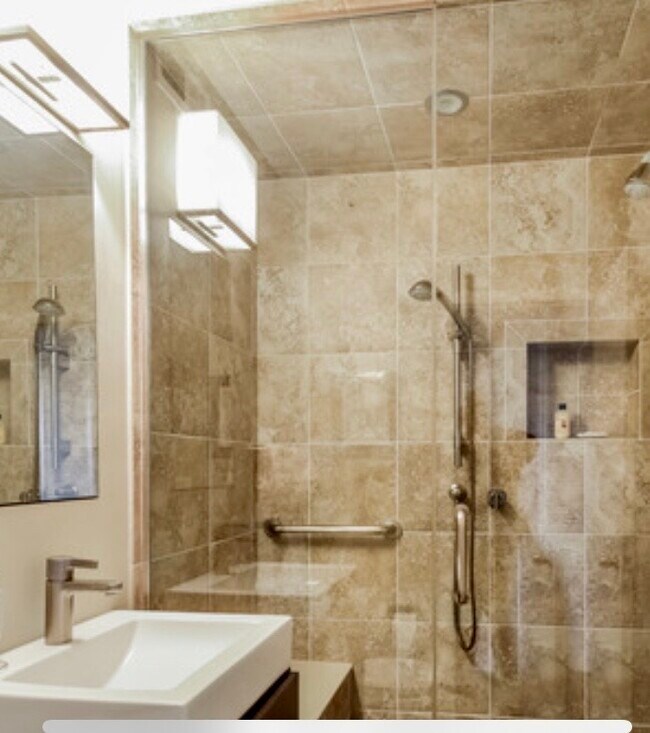 Second bath - 1000 N Lake Shore Dr