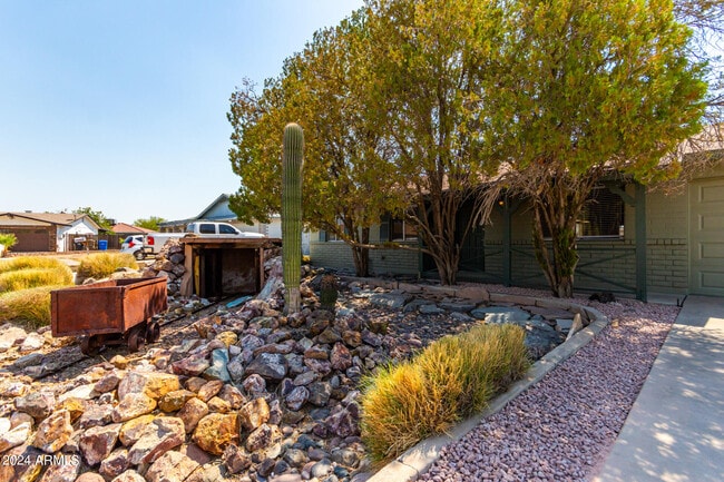 Building Photo - 3827 W Meadow Dr