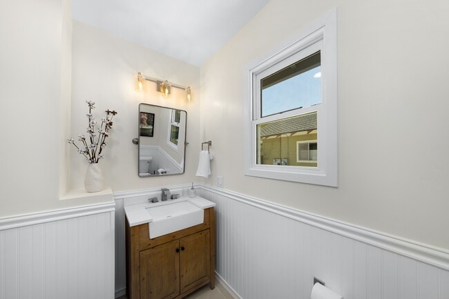 Building Photo - 4062 Goldfinch St