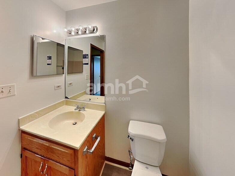 Building Photo - 3826 Hennepin Ct