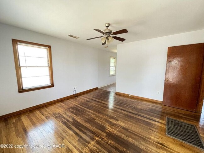 Building Photo - Cute 2bedroom 1 bathroom perfect for a truck driver