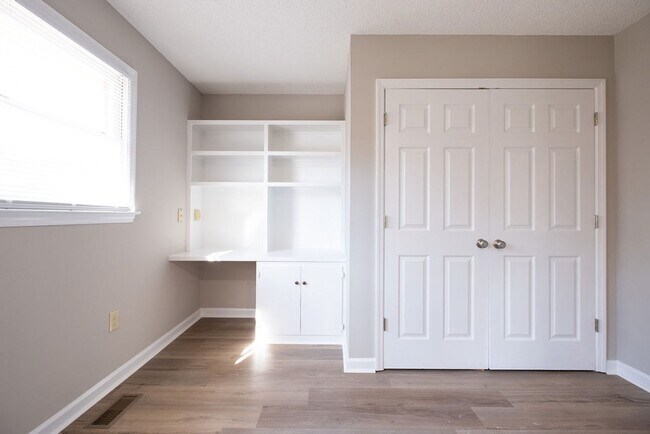 Building Photo - 125 Honeytree Dr