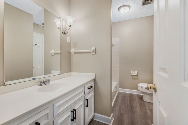 Building Photo - Convenient Brentwood Condo