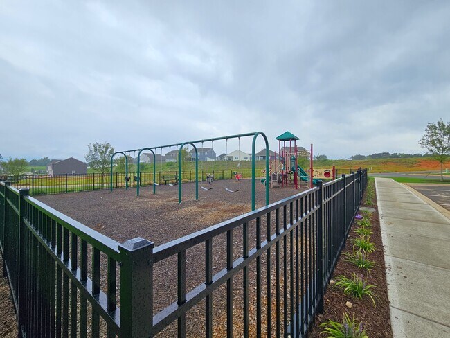 Building Photo - 942 Pineland Dr