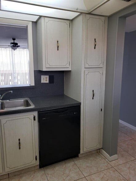Building Photo - 406 NW 68th Ave