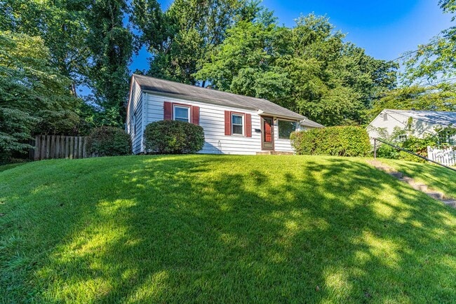 Building Photo - Location, Location, Location! Charming 3 b...