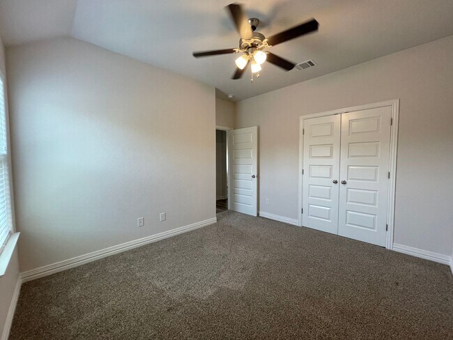 Building Photo - AVAILABLE NOW - 3 BEDROOM 2 BATH DUPLEX IN CLEBURNE