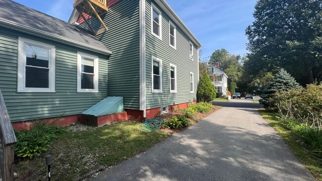 Building Photo - Lovely 3 Bedroom New Englander in Wonderfu...