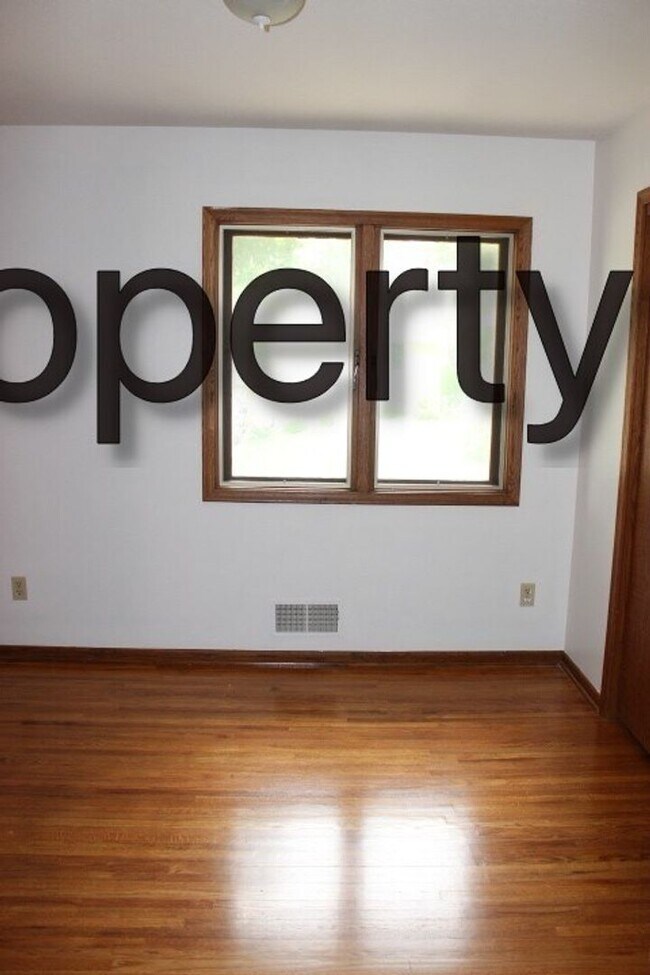 Building Photo - Edina Single Family Home, Hardwood Floors,...