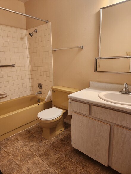 Building Photo - 425 Park Terrace Dr