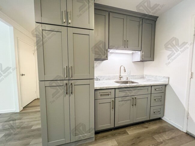 Building Photo - 2 Bedroom Unit, 1.5 baths with one assigne...