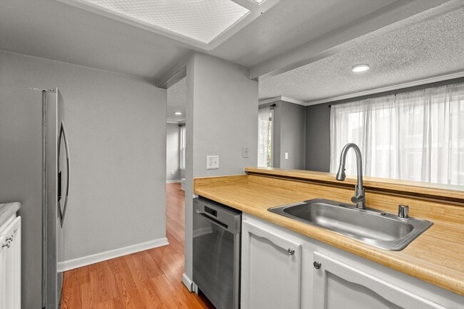 Building Photo - Spacious 2-bed 2-bath condo in Everett