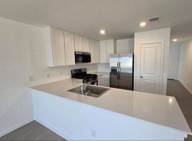 Building Photo - 3085 Fantasy Ter Dr