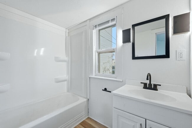 Building Photo - Cozy 3BR with Covered Front Porch