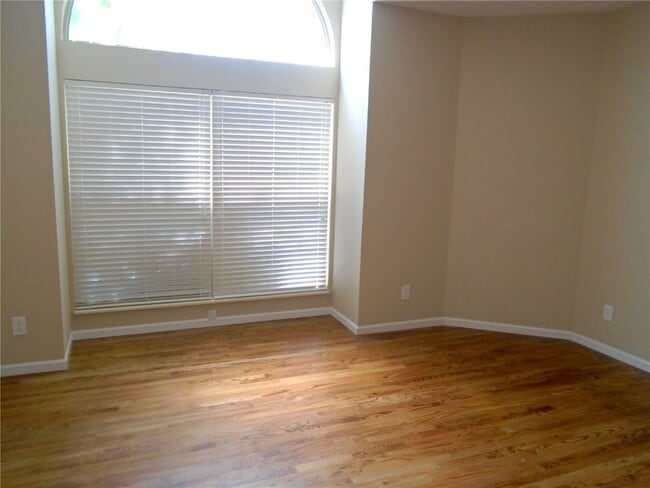 Building Photo - 1109 Peachtree Ct