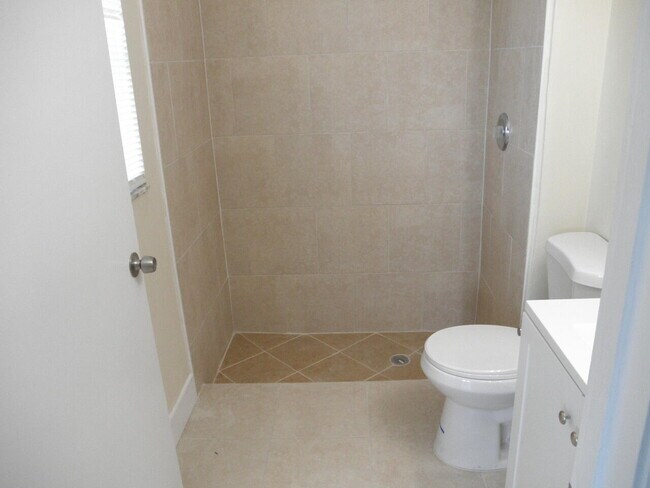 Building Photo - 721 Cypress Way E