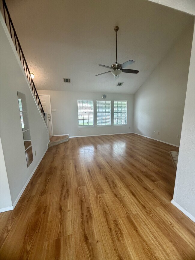 Building Photo - 1707 Honeysuckle Ln