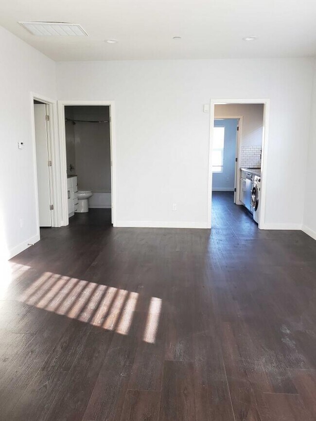 Building Photo - 2 bedroom in Oakland CA 94609