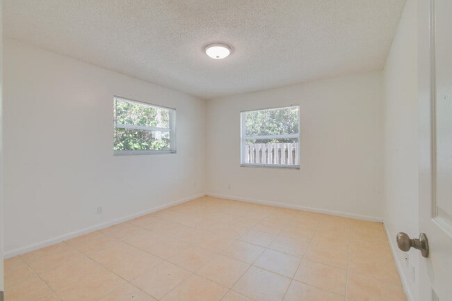 Building Photo - 8839 SE Hobe Ridge Ave