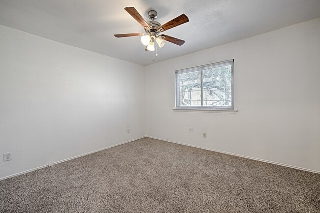 Building Photo - 2506 Oak Leaf Dr