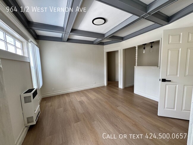 Building Photo - 964 1/2 West Vernon Ave-