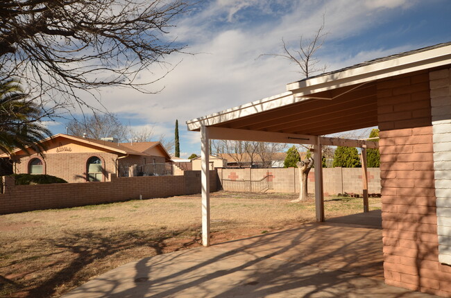 Building Photo - FIVE BEDROOMS!