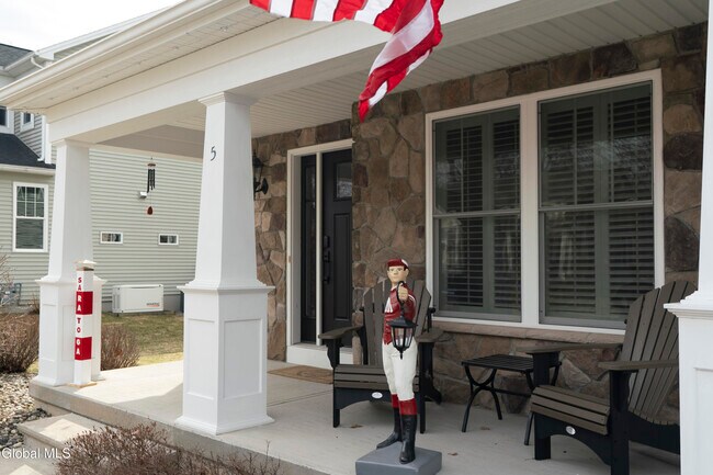 Building Photo - 5 Maria Ln