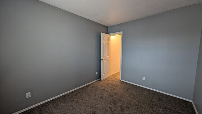 Building Photo - 3 Bedroom Townhome Near W University Dr and S Hardy Dr!