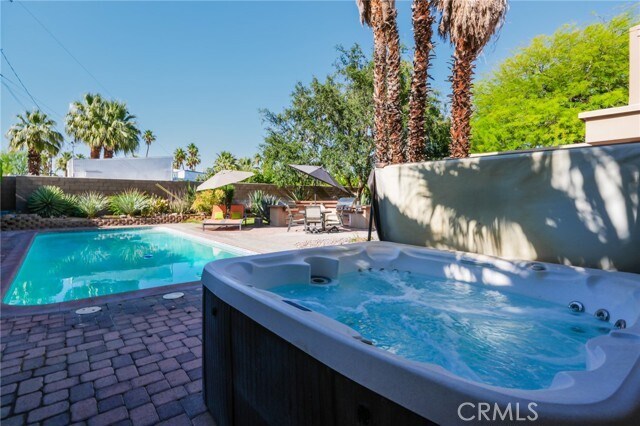 Building Photo - 576 E Desert Holly Cir