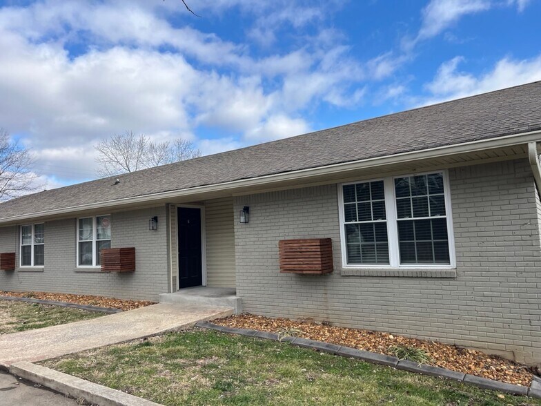 Building Photo - The Villas at Walnut