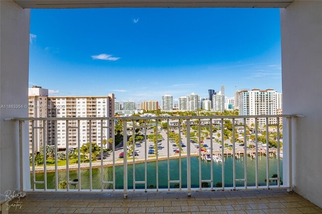 Building Photo - 500 Bayview Dr