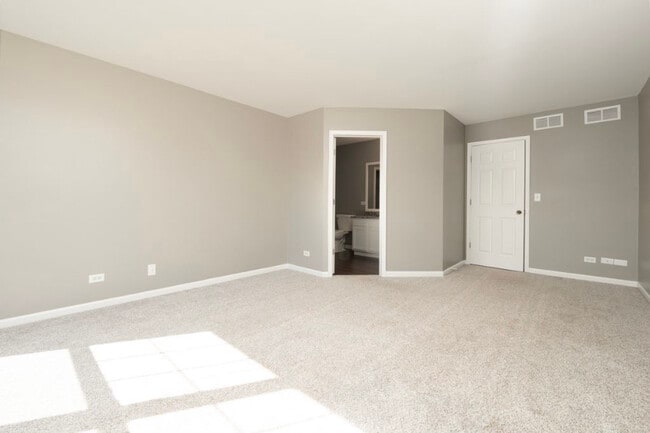 Building Photo - 4036 Blackstone Dr