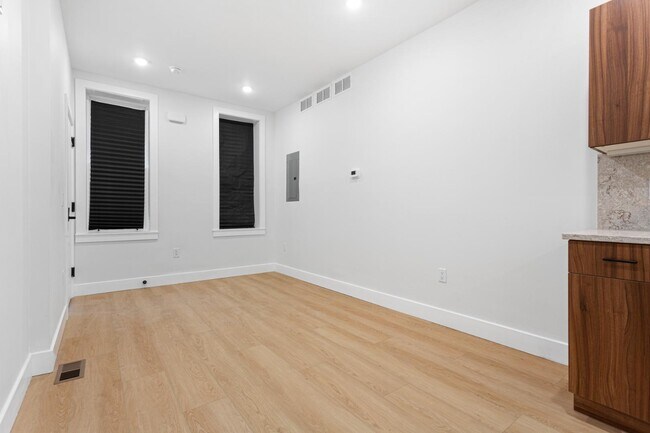 Building Photo - 118 E Huntingdon St