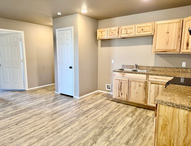 Building Photo - Newer Build 3/2/1 on Quiet Street!