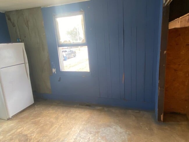 Building Photo - Now Available!! Fixer Upper! - $290 Month / $500 Down