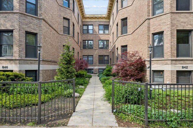 Building Photo - 842 W Newport Ave