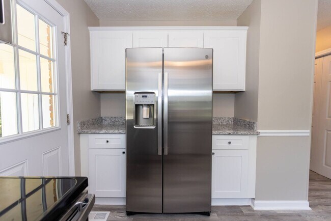 Building Photo - Welcome to this beautiful newly renovated 3-bedroom brick ranch!