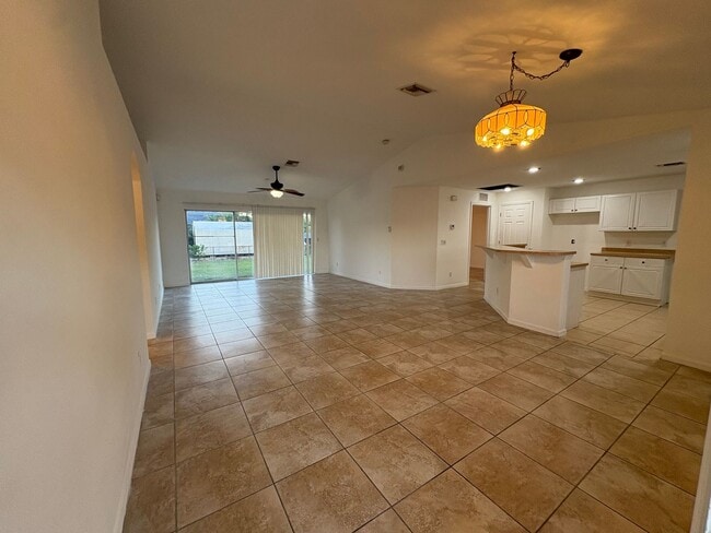 Building Photo - Charming Single-Family Home for Rent in Lehigh Acres