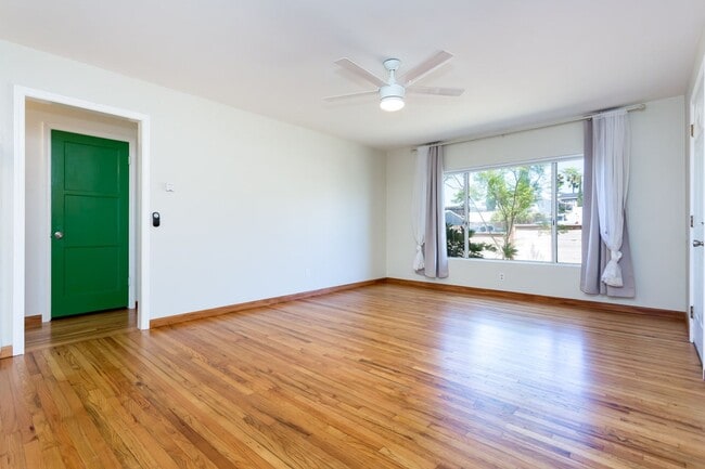 Building Photo - Traditional Home with Large Backyard!